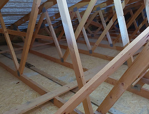 Zateplení stropu budovy se sedlovou střechou pomocí foukané izolace 